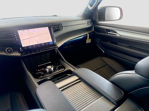 New 2026 Jeep Grand Wagoneer 4WD image 25