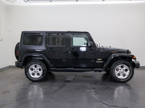 Used 2015 Jeep Wrangler Unlimited Sahara w/ Connectivity Group AWD/4WD image 2
