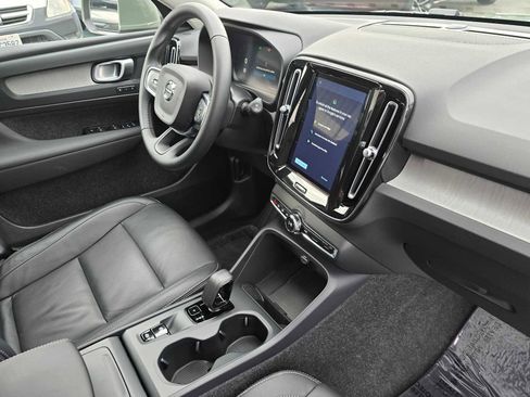 Used 2025 Volvo XC40 B5 Core image 10