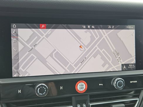 Certified 2025 Porsche Macan image 17