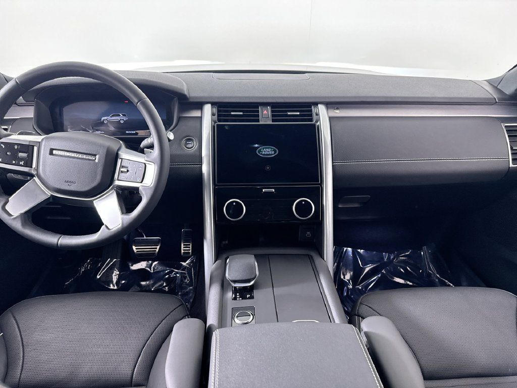 Used 2024 Land Rover Discovery Dynamic SE AWD/4WD image 19