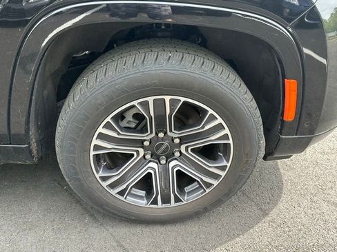 Used 2025 Jeep Wagoneer 4WD w/ Premium Group I image 12