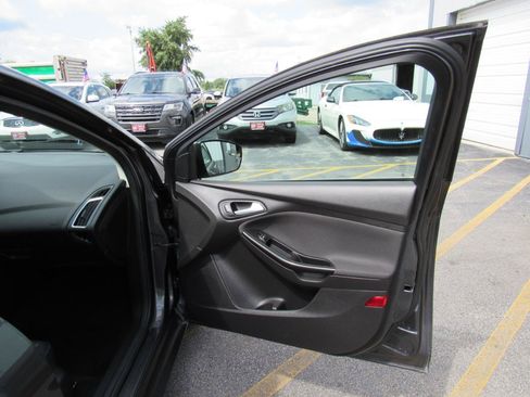 Used 2017 Ford Focus Titanium FWD image 33