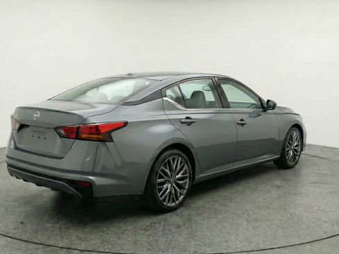 Used 2025 Nissan Altima 2.5 SV FWD image 9