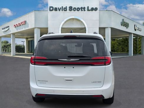 Used 2023 Chrysler Pacifica Limited FWD image 8