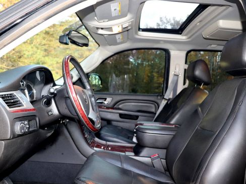 Used 2014 Cadillac Escalade ESV Premium image 9