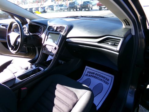 Used 2017 Ford Fusion SE w/ Fusion SE Technology Package image 21