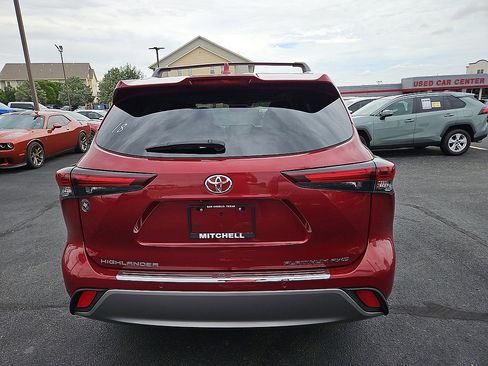 Used 2024 Toyota Highlander Platinum AWD/4WD image 4