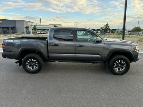 Used 2022 Toyota Tacoma TRD Off-Road w/ Technology Package AWD/4WD image 9