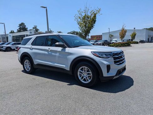 New 2026 Ford Explorer Active RWD image 2