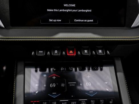 Used 2025 Lamborghini Urus Performante AWD/4WD image 28