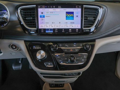 Used 2021 Chrysler Pacifica Touring-L FWD image 13