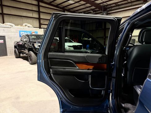 Used 2019 Lincoln Navigator Select w/ Technology Package RWD image 15