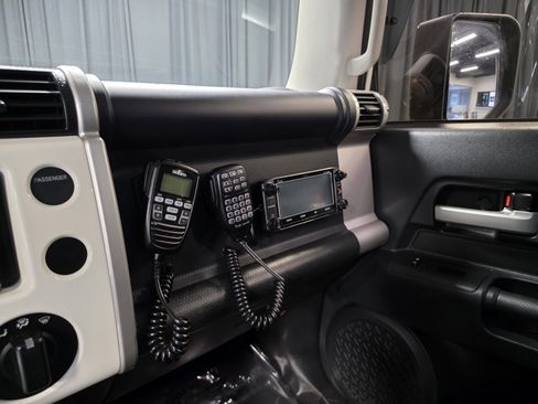 Used 2013 Toyota FJ Cruiser 4WD image 23