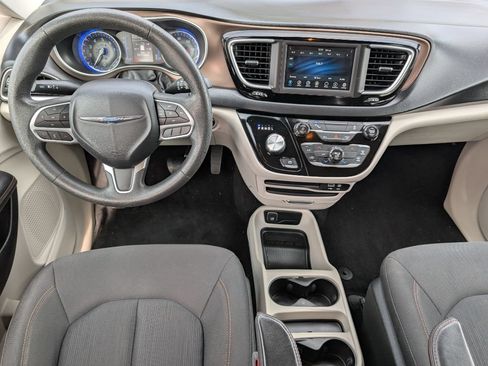 Used 2018 Chrysler Pacifica L FWD image 7