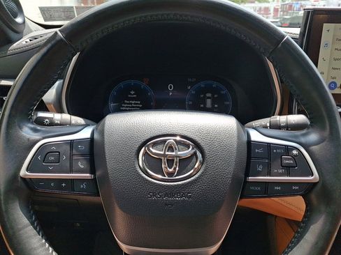 Used 2023 Toyota Highlander Platinum AWD/4WD image 18