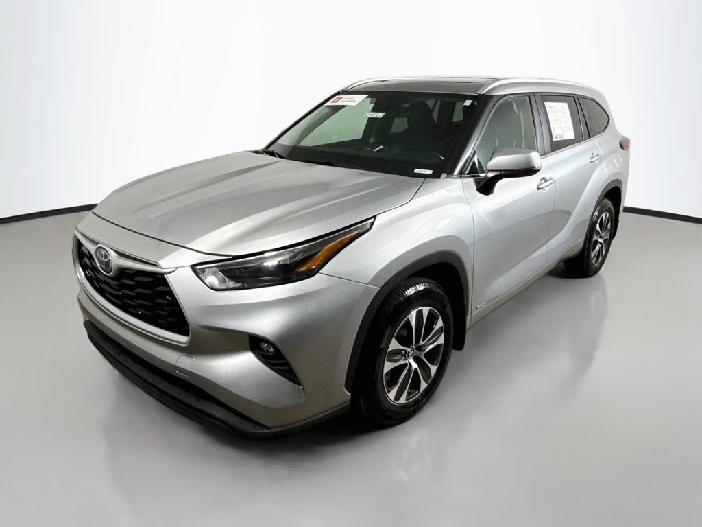 Certified 2023 Toyota Highlander XLE AWD/4WD image 3