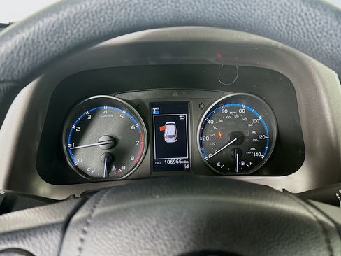 Used 2018 Toyota RAV4 LE FWD image 18