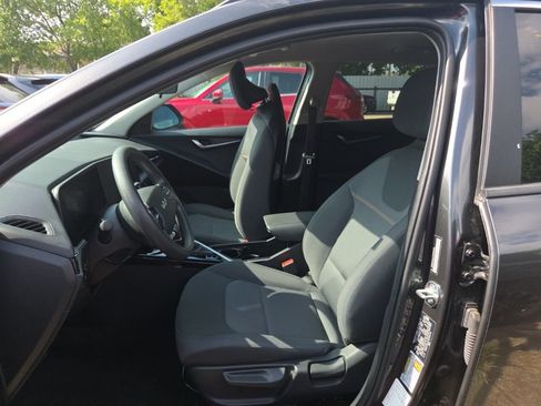 Used 2025 Kia Niro LX FWD image 3