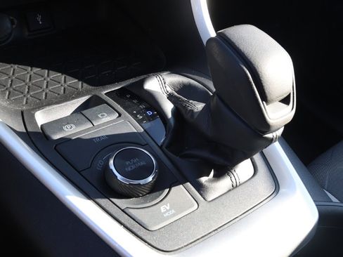 Used 2022 Toyota RAV4 XLE image 23