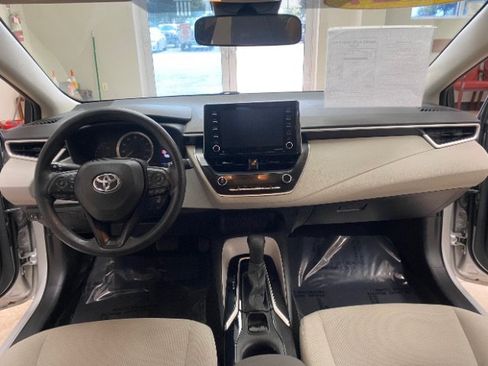 Used 2021 Toyota Corolla LE FWD image 16