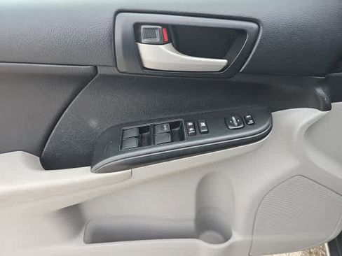 Used 2014 Toyota Camry L image 12