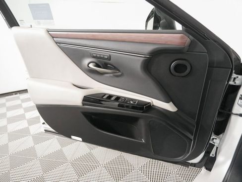 Certified 2023 Lexus ES 300h w/ Premium Package image 12