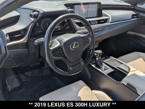 Used 2019 Lexus ES 300h w/ Accessory Package 2 FWD image 2