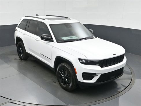 New 2025 Jeep Grand Cherokee Altitude image 27