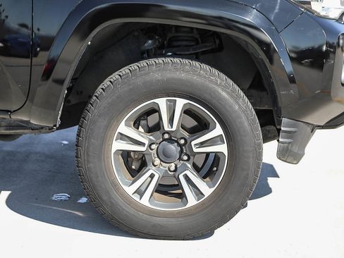 Used 2017 Toyota Tacoma TRD Sport AWD/4WD image 10