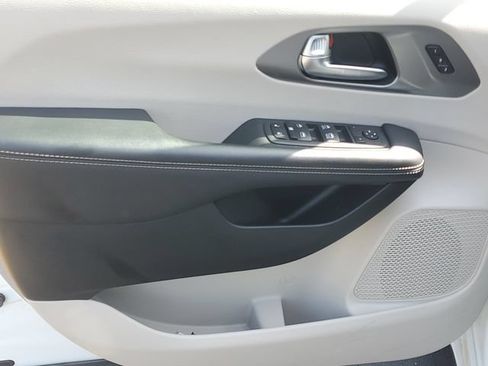 Used 2023 Chrysler Pacifica Touring-L FWD image 15