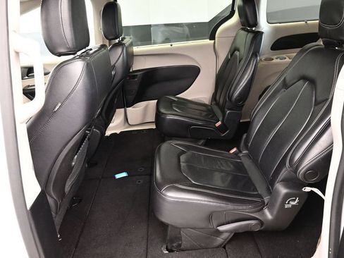 Used 2022 Chrysler Pacifica Touring-L FWD image 14