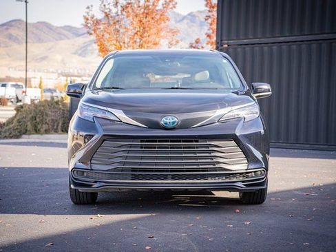 Used 2024 Toyota Sienna LE image 3