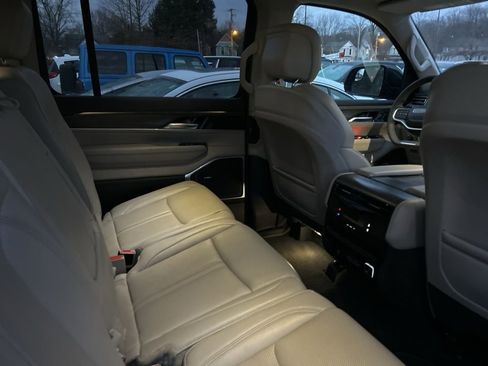 Used 2024 Jeep Wagoneer Series II w/ Flexible Seating Group image 7