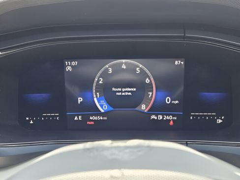 Used 2022 Volkswagen Taos SE w/ Panoramic Sunroof Package FWD image 19