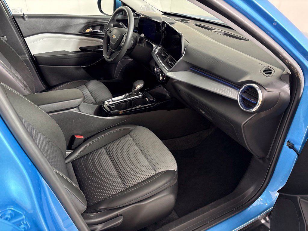 Used 2025 Chevrolet Trax LT FWD image 18