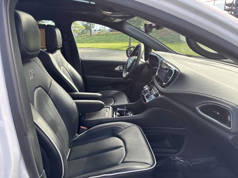 Certified 2025 Chrysler Pacifica Limited FWD image 25