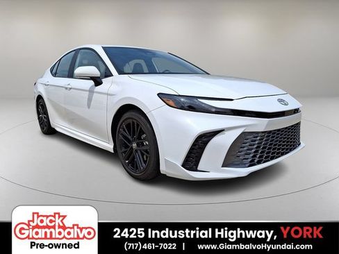 Used 2025 Toyota Camry SE FWD image 1