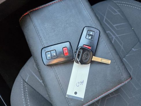 Used 2017 Toyota Tacoma TRD Off-Road image 34