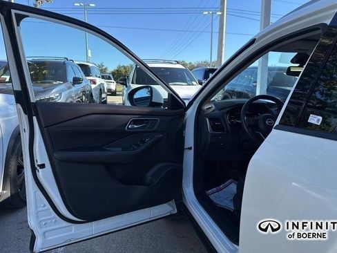 Used 2023 Nissan Rogue Platinum image 26