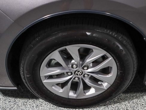 Used 2022 Toyota Sienna XLE image 11