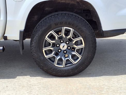 Used 2025 Chevrolet Colorado Z71 AWD/4WD image 9