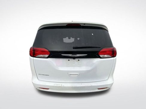Used 2023 Chrysler Voyager LX image 8