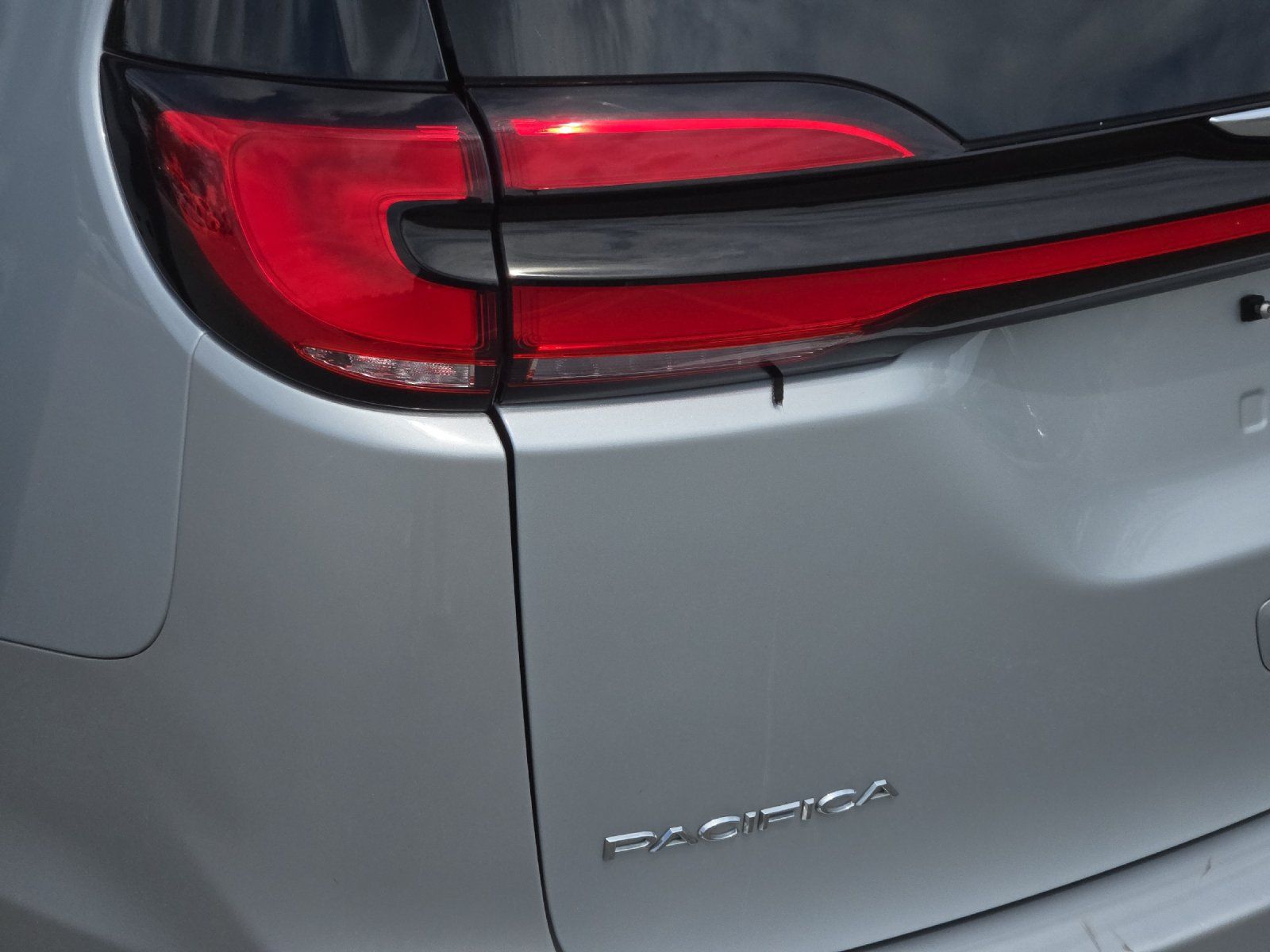 Used 2024 Chrysler Pacifica Touring-L FWD image 25