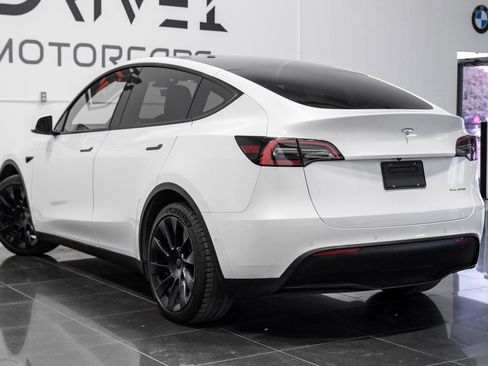 Used 2022 Tesla Model Y Long Range image 14