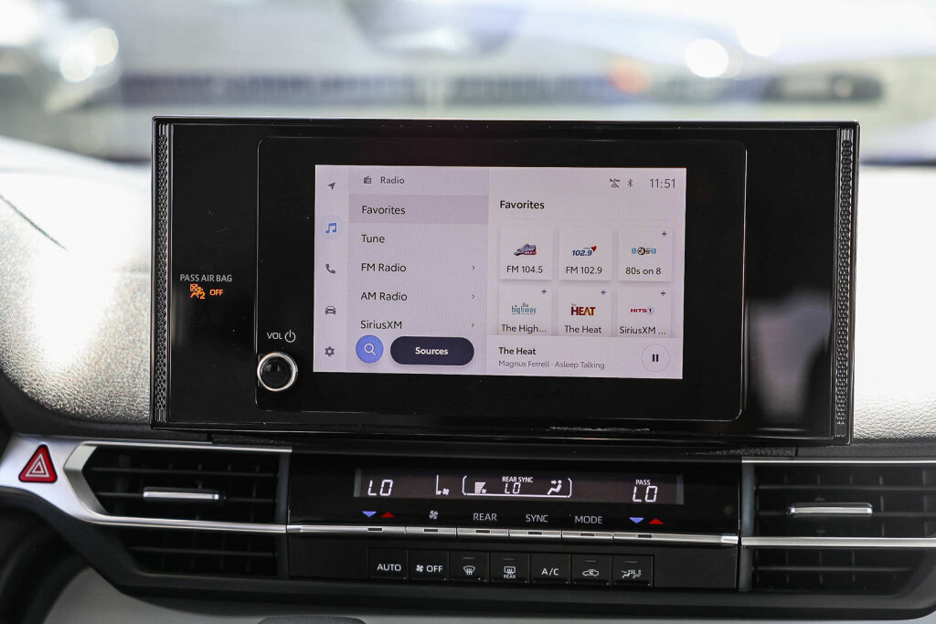 Certified 2025 Toyota Sienna LE FWD image 4