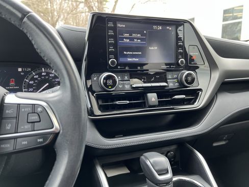 Used 2020 Toyota Highlander XLE image 32
