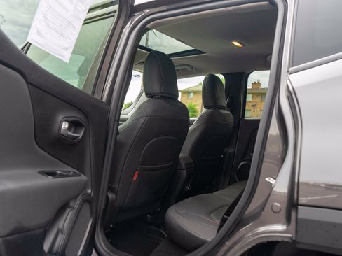 Used 2019 Jeep Renegade Trailhawk AWD/4WD image 29