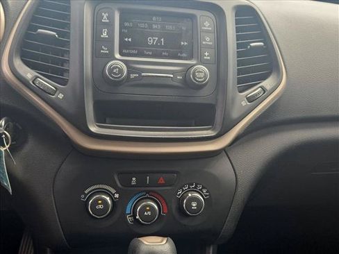 Used 2017 Jeep Cherokee Sport FWD image 13