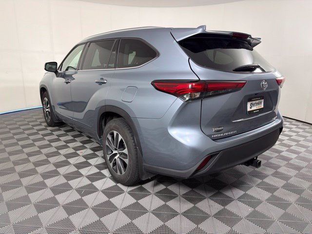 Used 2020 Toyota Highlander XLE AWD/4WD image 11